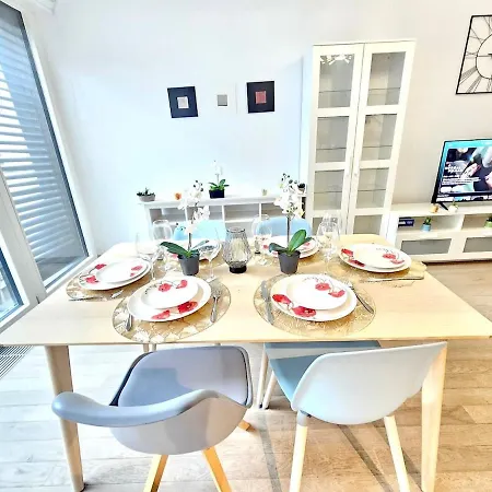 Charming 2br Flat In Apartment *